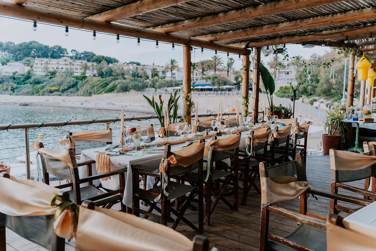 Terrasse d'un restaurant à Sanary vue sur la mer au coucher du soleil pendant un mariage
