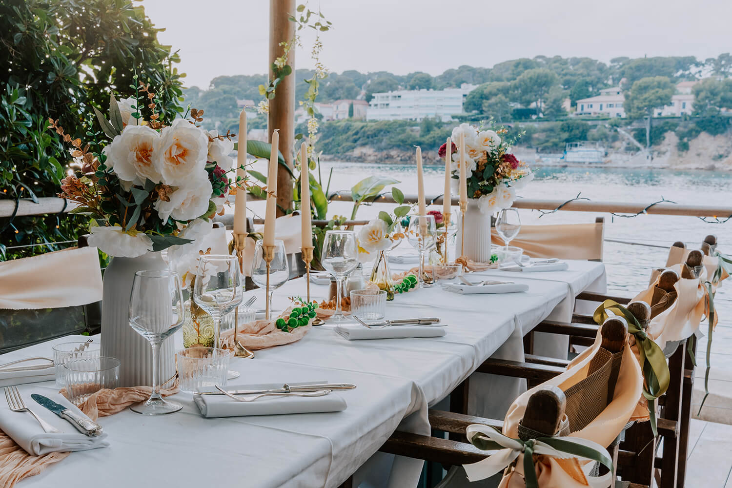 Terrasse d'un restaurant à Sanary vue sur la mer au coucher du soleil pendant un mariage