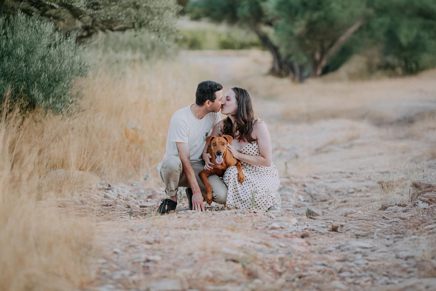 Complicité entre un couple et leur chien en Provence