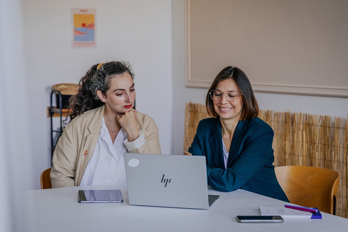 Portrait professionnel en espace de coworking à Hyères