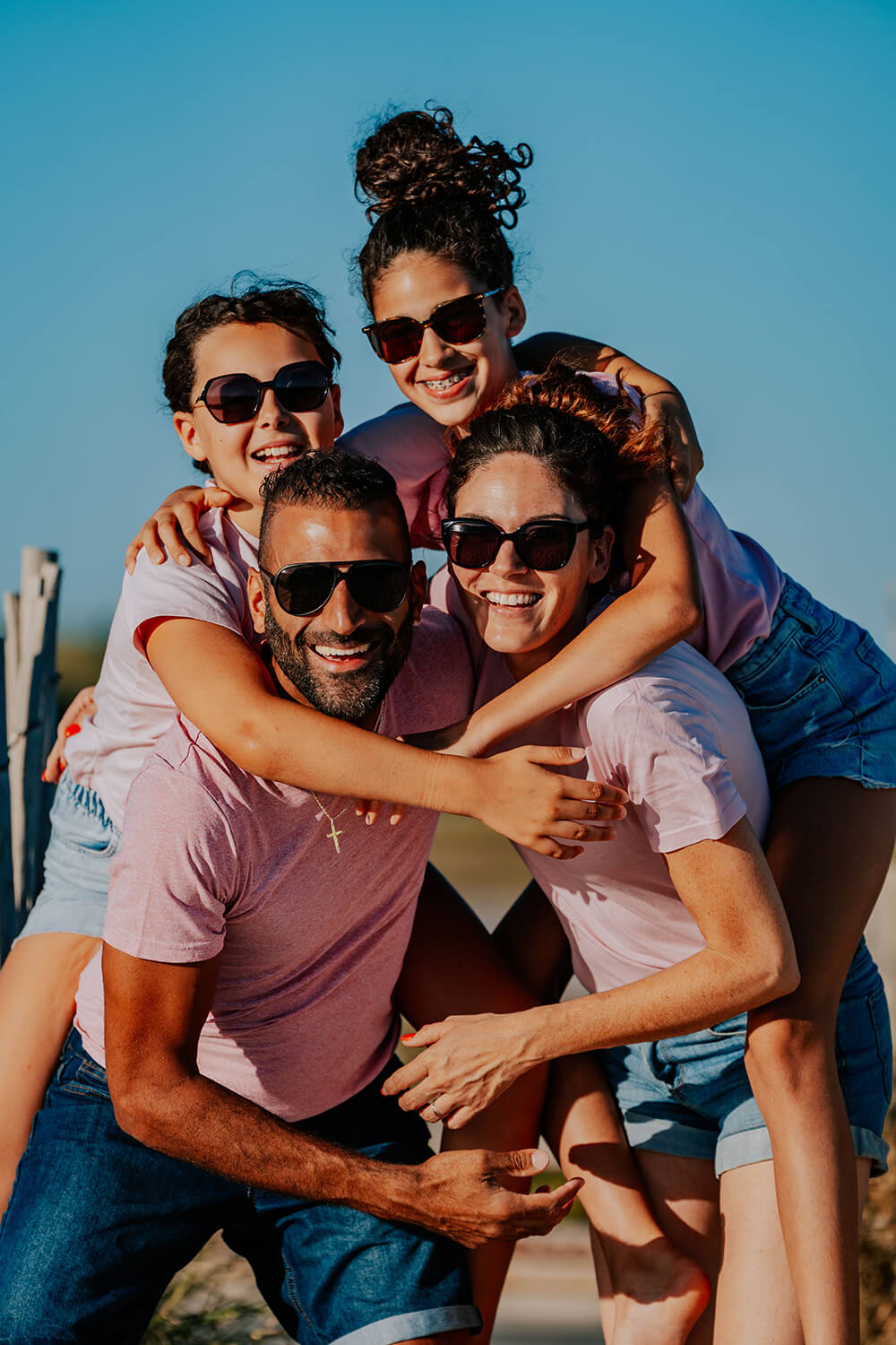 Photographe famille Almanarre — famille jouant sur la plage à Hyères