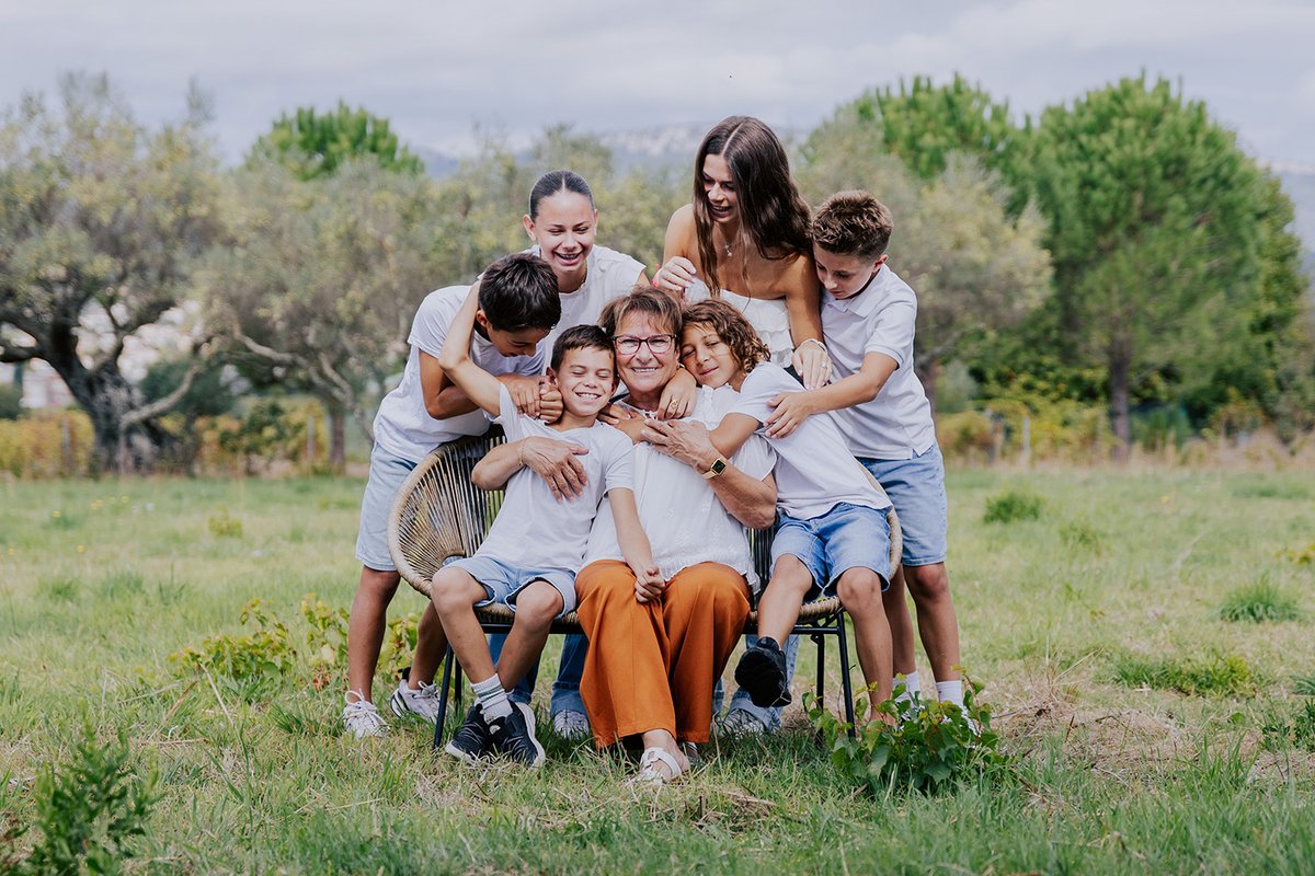 Portrait intergénérationnel lors d'une réunion de famille