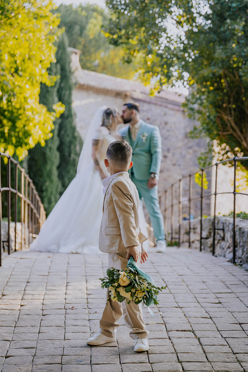 Photographe mariage Flassans — couple devant l'église en Provence Verte