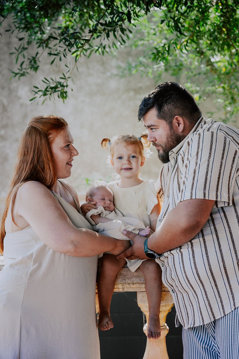 Photographe naissance Six-Fours — nouveau-né entouré de sa famille