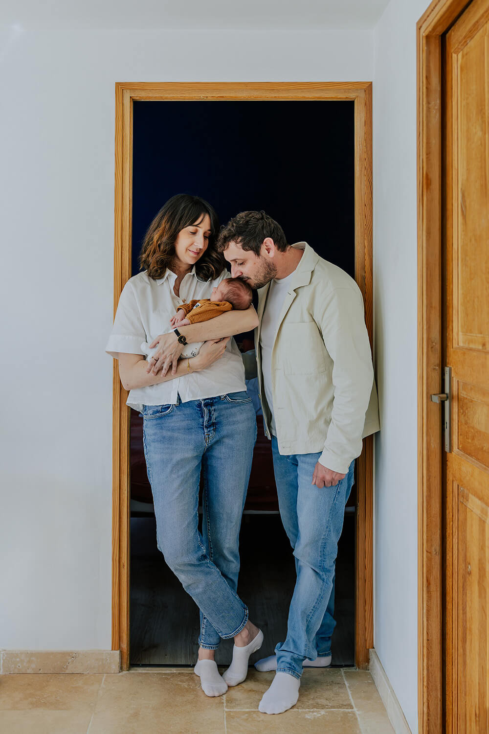 Photographe naissance Saint-Maximin — nouveau-né dans les bras de ses parents