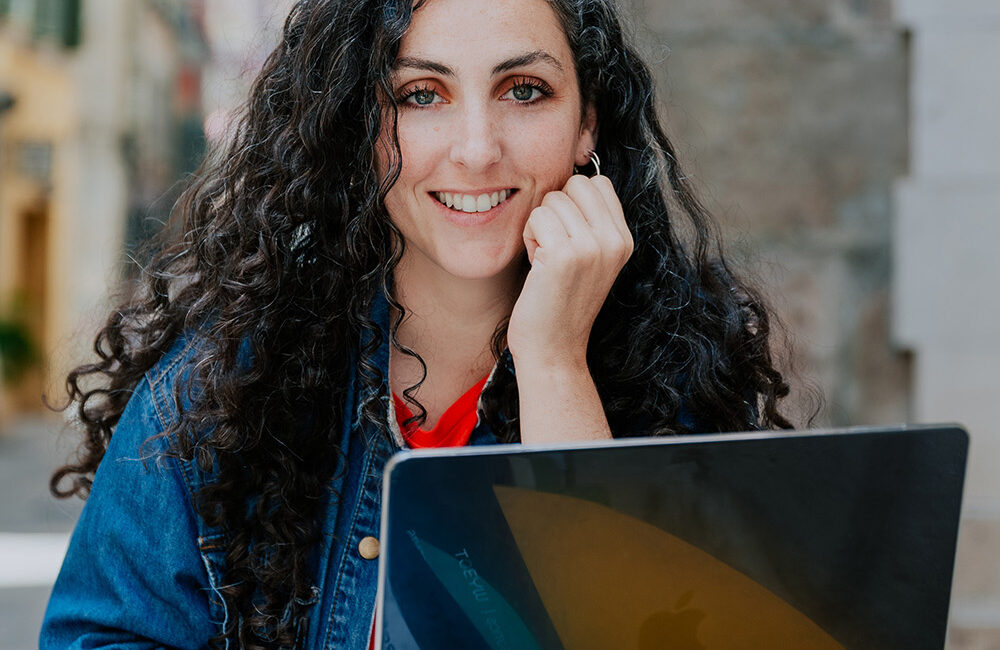 Photographe portrait entreprise Toulon — entrepreneuse au salon de thé Dégus'Thé