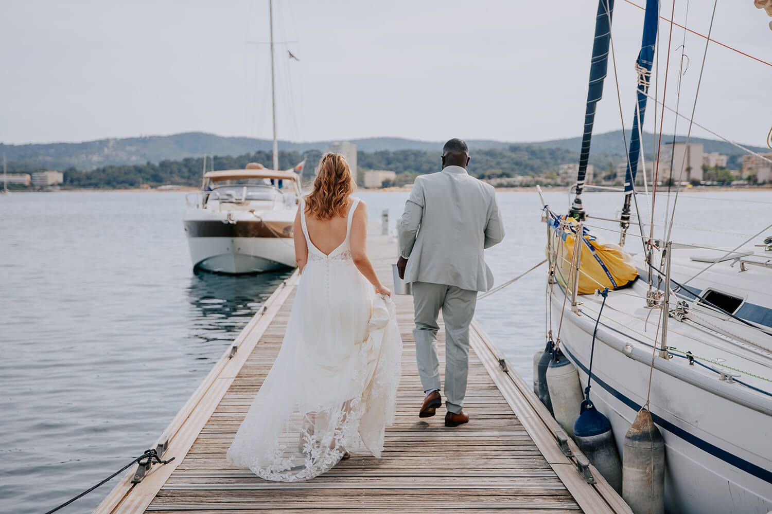 Mariés en séance couple sur un bateau au large du Lavandou, mer calme et ciel doré
