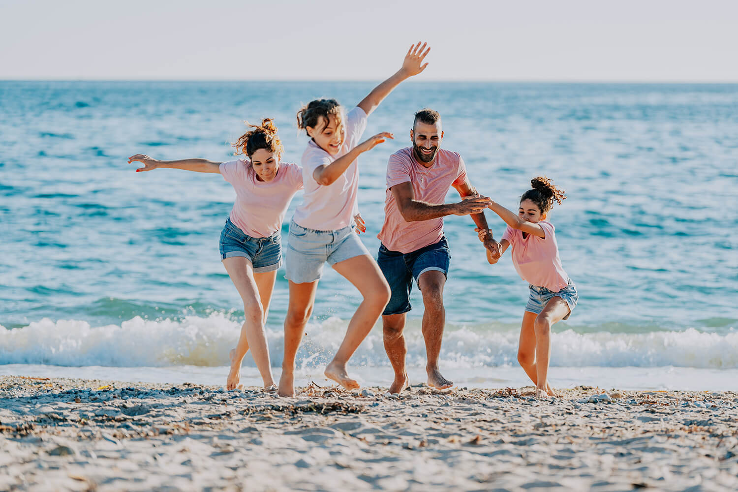 Partie de 1-2-3 soleil en famille au bord de mer
