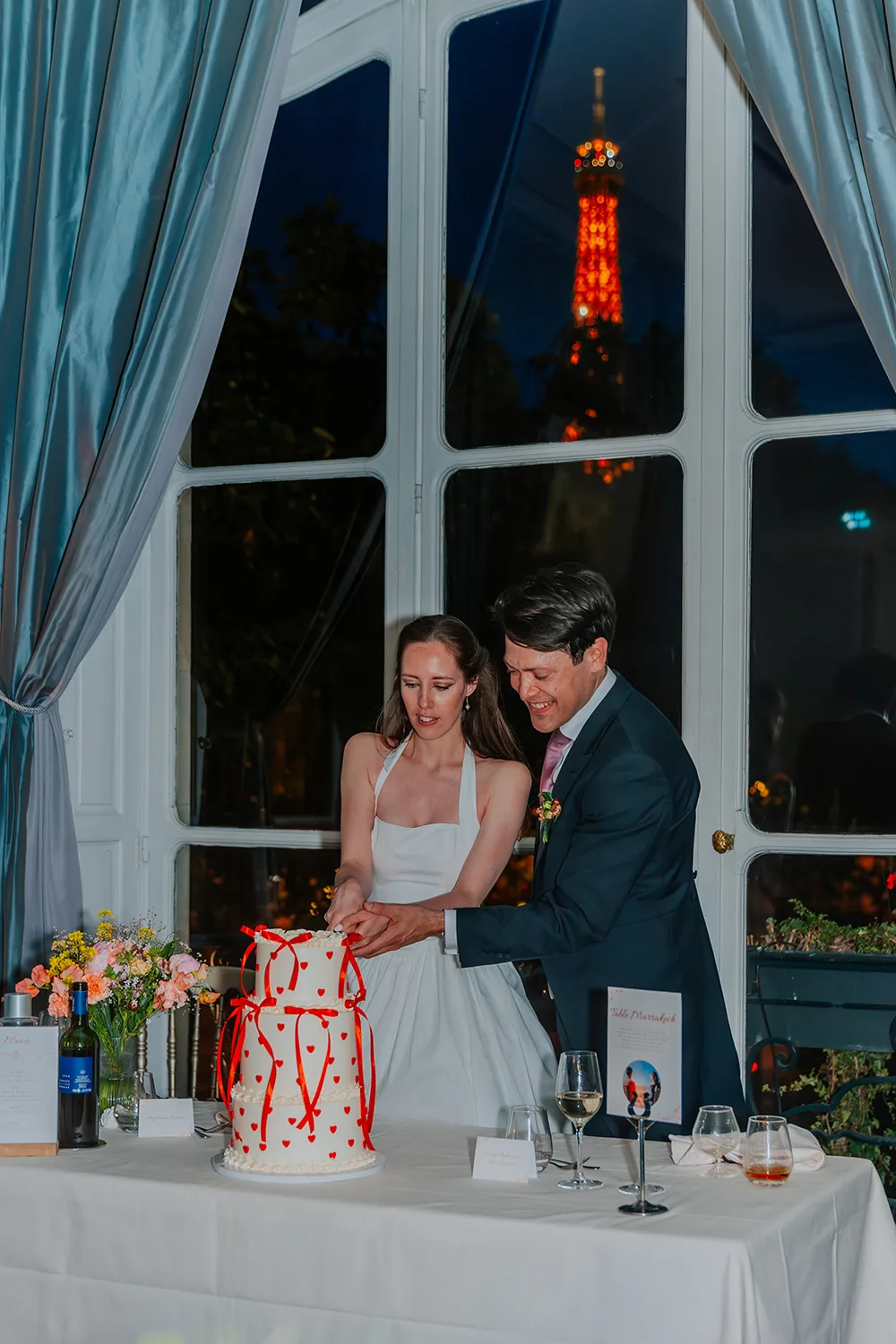 Photographe mariage hôtel particulier Paris — réception avec vue Tour Eiffel
